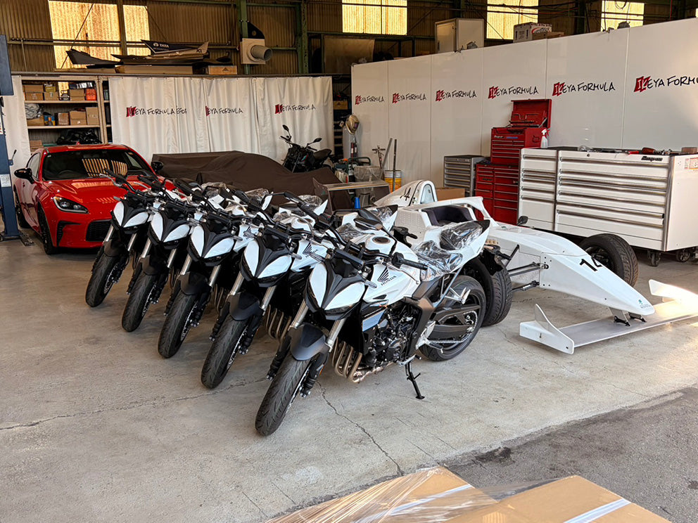 ガレージに並んだ、MEF のベースとなる HONDA CB1000 Hornet 5台